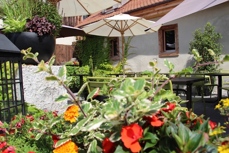 Terrasse hinter dem Hotel